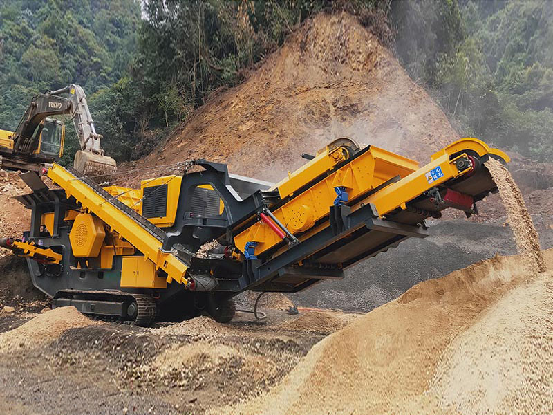 移動(dòng)碎石機(jī)破碎現(xiàn)場(chǎng)